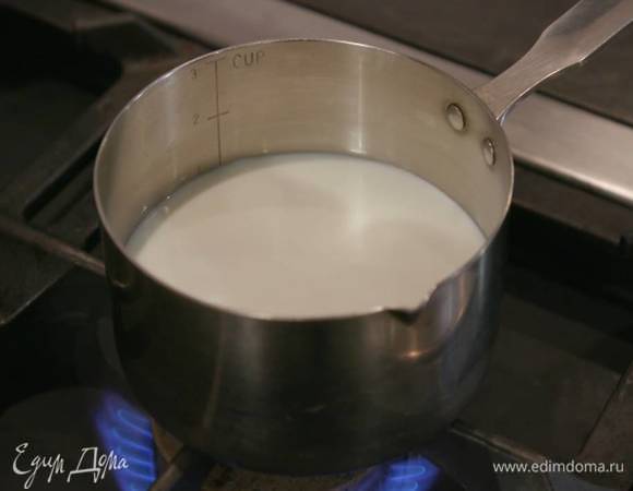 Молоко подогреть на медленном огне, так чтобы оно было теплым.