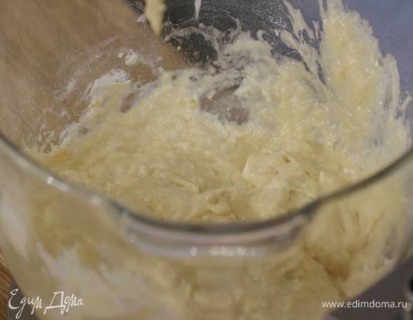 Муку всыпать в чашу комбайна, добавить дрожжи, влить теплое молоко и вымешать все крюком для теста на медленной скорости, затем, не выключая комбайна, всыпать 1 ст. ложку сахара, соль, добавить яйца, желтки, сливочное масло и вымешивать еще 5‒7 минут.