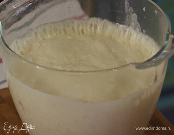 Чашу с тестом накрыть смоченным в горячей воде и хорошо отжатым полотенцем и поставить в теплое место на 30‒40 минут.