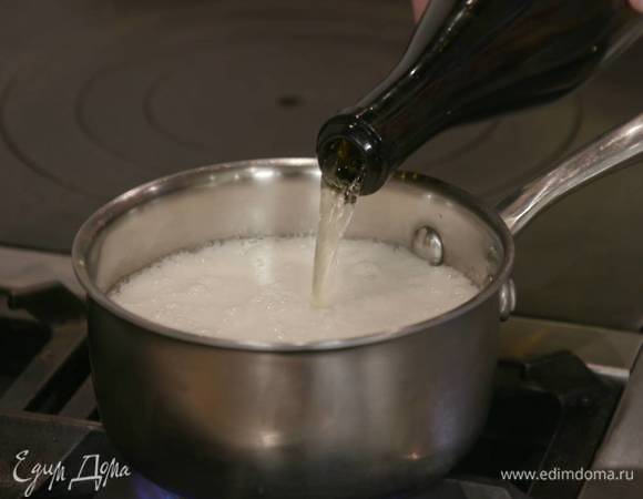 Приготовить сироп: в кастрюлю всыпать оставшийся сахар, влить сидр, все перемешать и прогревать до полного растворения сахара, затем снять с огня.