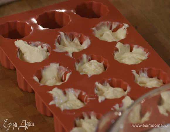 Подошедшее тесто выложить в силиконовые формочки для маффинов и выпекать в разогретой духовке 20 минут.