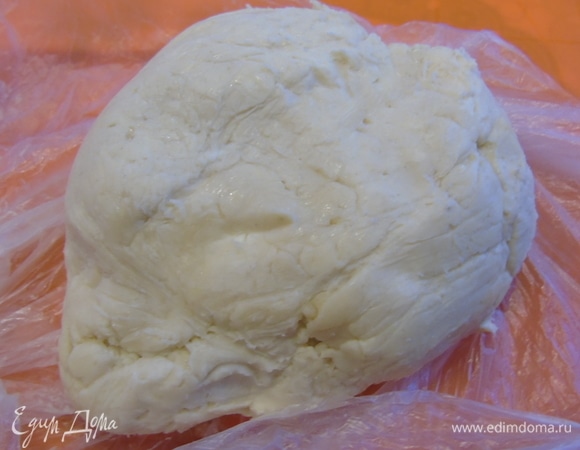 В муку кидаем щепотку соли, нарезаем холодное сливочное масло и перетираем, добавляем воду и быстро замешиваем тесто. Отправляем в холодильник на 30 минут.