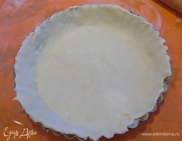 Раскатываем тесто и выкладываем в форму.