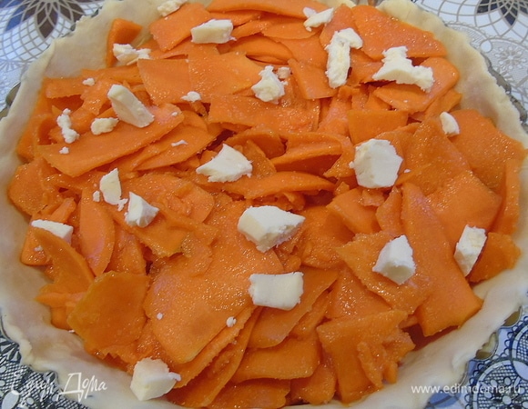 Тыкву нарезаем тонкими слайсами и выкладываем поверх теста, посыпаем сахаром и кусочками сливочного масла. Отправляем в разогретую до 200°C духовку на 20–35 минут, время зависит от сорта тыквы, она должна стать мягкой.