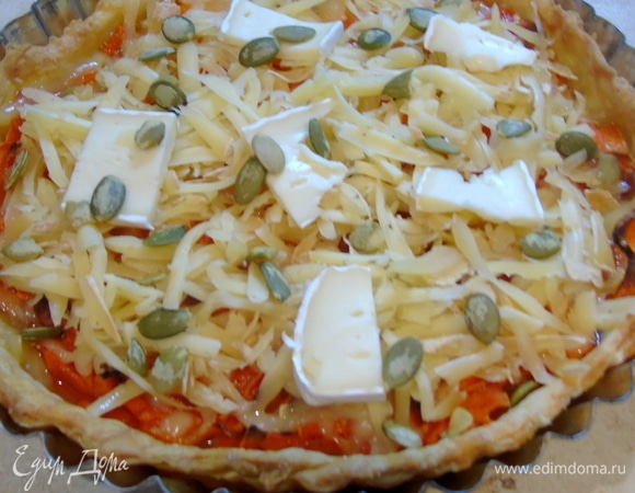 Достаем и посыпаем сыром и семечками, возвращаем в духовку на 10 минут.