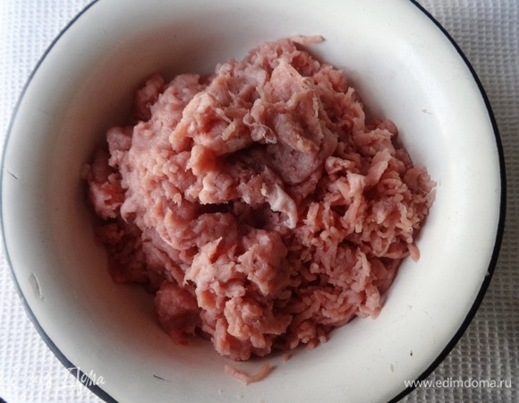 Свинину вымыть, обсушить, прокрутить на мясорубке.