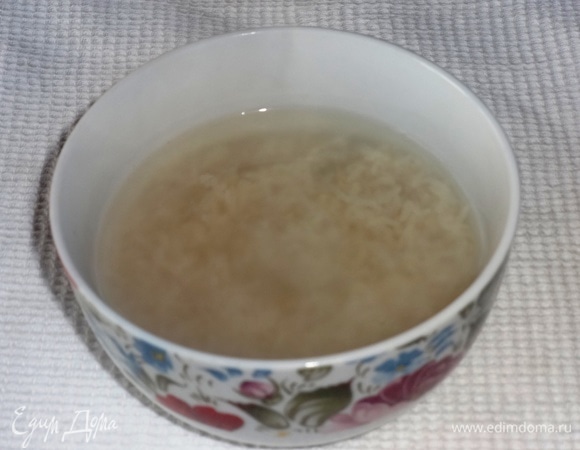 Рис «Золотистый» ТМ «Националь» промыть под проточной водой, положить в чашку и залить кипятком на 10–15 минут.