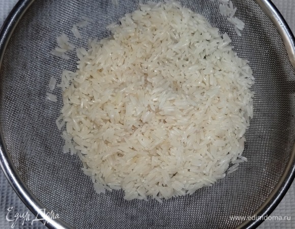 Рис откинуть на сито и дать воде стечь.