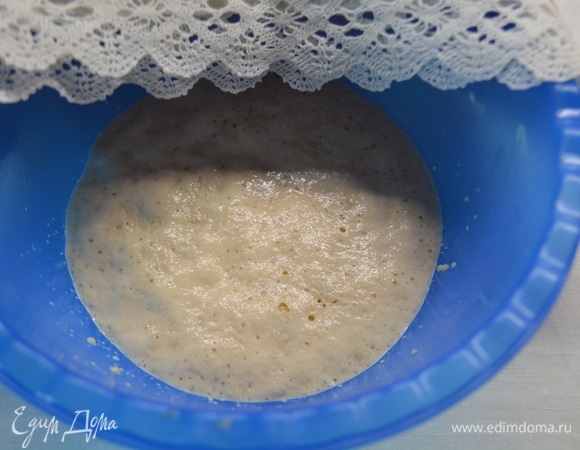 Первым делом замешиваем тесто. Для этого дрожжи и 1 ч. л. сахара растворить в теплом молоке. Накрыть полотенцем и отставить на 10 минут. Должна подняться шапочка, как на фото.