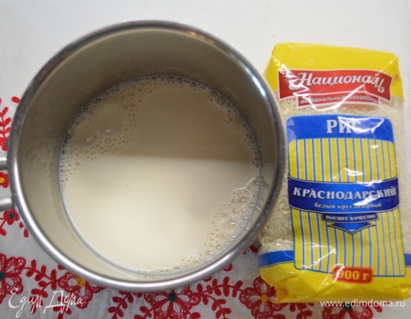 Тем временем сварим рисовую кашу для пудинга. Молоко довести до кипения. Посолить, всыпать рис «Краснодарский» ТМ «Националь» и варить под крышкой 30 минут, периодически мешая. Остудить.