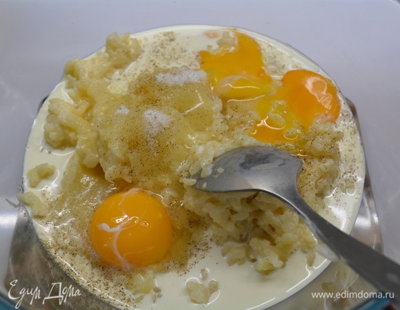 К каше добавить желтки, сахар, сливки, ванильный сахар. Перемешать.