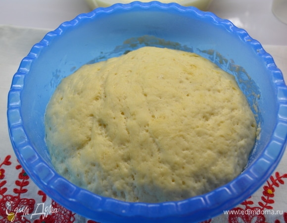 Тесто хорошо поднялось, можно с ним работать. Так как оно очень липкое, руки нужно смазать растительным маслом.