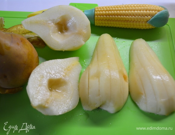 Груши очистить от кожуры и семян, разрезать пополам и сделать сверху надрезы.