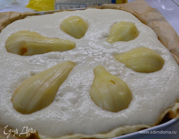 Уложить груши поверх пудинга и запечь в духовке при 180°C в течение 30 минут.