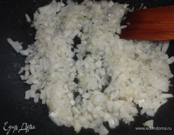 В сковороду налить растительное масло, разогреть его. Выложить лук и обжаривать до золотистого цвета.