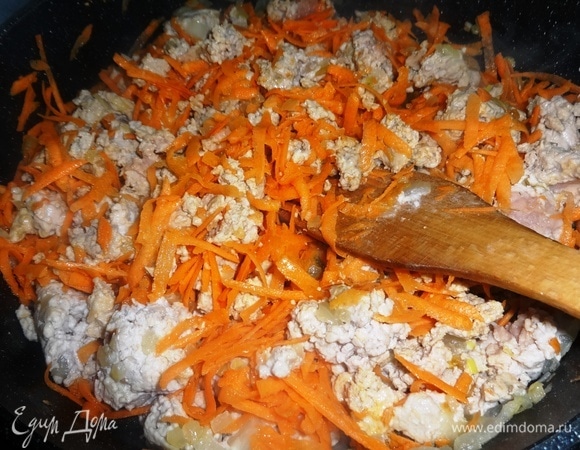 Добавить морковь в сковороду, перемешать и продолжать обжаривать еще 5 минут.