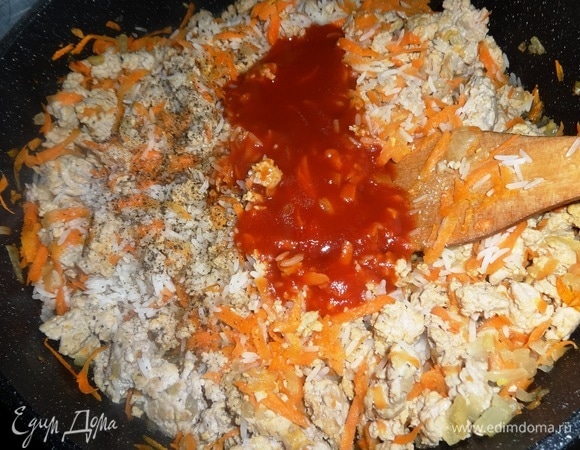 Добавить в сковороду томатный сок, посолить, поперчить, перемешать. Обжаривать еще несколько минут и выключить огонь. Дать начинке немного остыть.