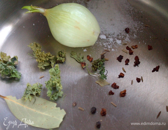 Для бульона отварить в кастрюле небольшую луковицу, лавровый лист и приправы. Морковь сушеная (1 ч. л.).