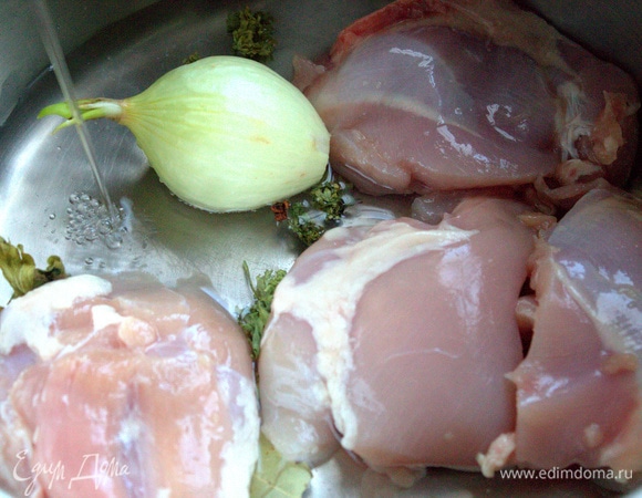 Разделить их пополам и перенести в кастрюлю, залить водой и варить бульон.