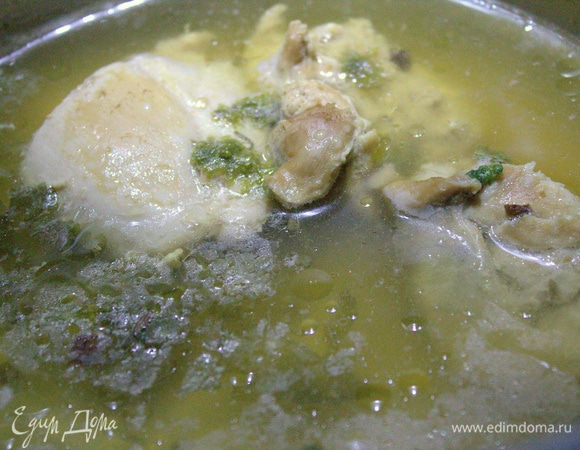 Через полчаса бульон процедить, курицу вынуть и разделить на волокна.