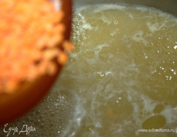 В процеженный бульон, который стоит на среднем огне, всыпать чечевицу. Рекомендую чечевицу ТМ «Националь».