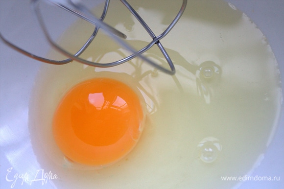 Для лапши в миску вбить яйцо.
