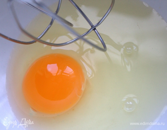 Для лапши в миску вбить яйцо.