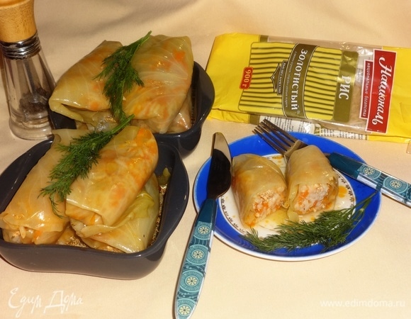 Готовые голубцы выложить на блюдо. Украсить любой зеленью по вкусу.