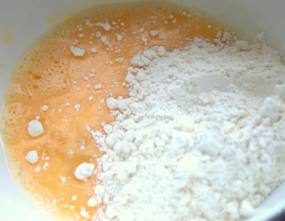 Всыпать муку.