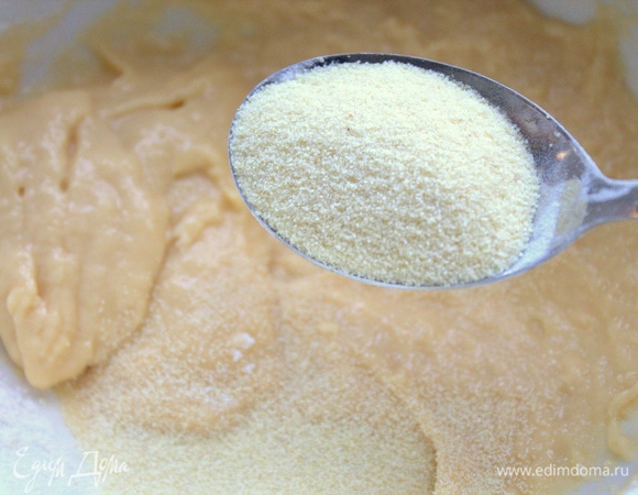 Добавлять семолину или манку по ложке и замешивать крутое тесто.