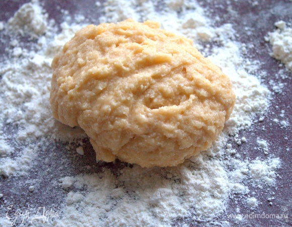 Теперь уже месим руками на доске с мукой.