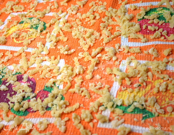 Тесто натереть на терке и раскрошить на полотенце. Если не получается, добавьте еще муки.