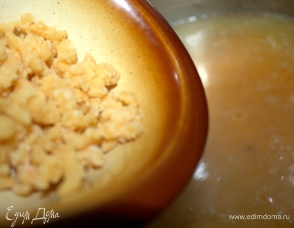 После чечевицы засыпаем в суп лапшу. Я использовала не всю.