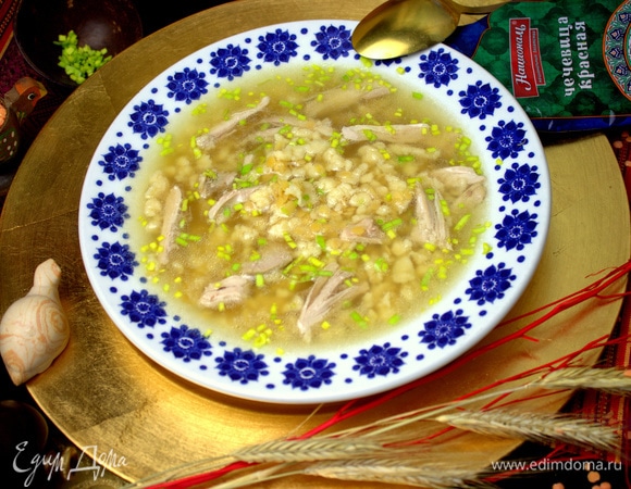 Положить курочку каждому в тарелку.