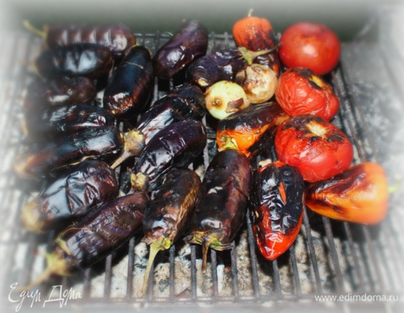 Все-таки замечу, что печь лучше на несильно раскаленных углях. Или решетку поднять повыше.