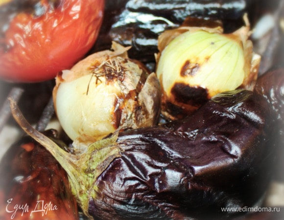 Не забывайте их постоянно переворачивать, повторю. У баклажанов и перцев есть заметное утолщение плоти у хвостика, так что не лишним будет и там добиться пропеченности. Головки лука лучше брать не очень большие — он пропекается дольше даже, чем баклажаны. А по вкусу, с моей точки зрения, — на любителя.