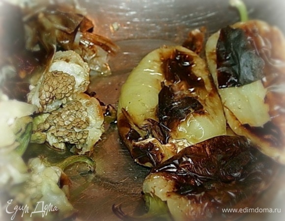 Следующий этап — чистка запеченных плодов от кожицы и всякого прочего лишнего. У перцев это хвостики и внутренние семечки.