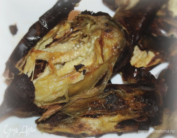 Баклажаны. Видите, несмотря на засохшую обуглившуюся кожу, внутри плоть нисколько не подгорела, а аппетитно запеклась. Из баклажанов внутренности не удаляем. Они вполне себе приятны на вкус.