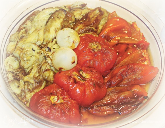 Ну а помидоры просто пропекаются внутри, все оставляем так как есть. С лука снять только верхний слой всякой шелухи. Собственно, можно и так подавать. Все составляющие выкладываете на блюдо, и к столу. Каждый себе возьмет то, что хочет, и сколько ему надо.