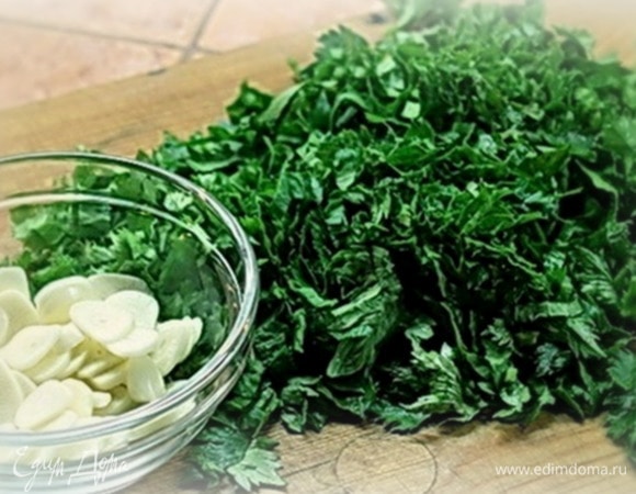 А можно и так. Чеснок жарить-печь не надо. Разве что нарезать некрупно. И зелень можно тоже нарезать. Или так подать к столу. Без нее никак не обойтись. Дальше все это великолепие можно нарезать, чеснок отправить туда же.