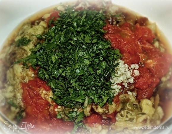 Добавить рубленую зелень. Тут по вкусу. Всяких там солей и перцев не надо. Если вдруг кому захочется, то можно. А так… Не стоит портить продукт, честное слово.