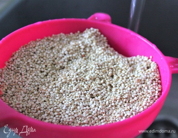 Киноа ТМ «Националь» тщательно промыть, чтобы в готовом виде исключить горький привкус.