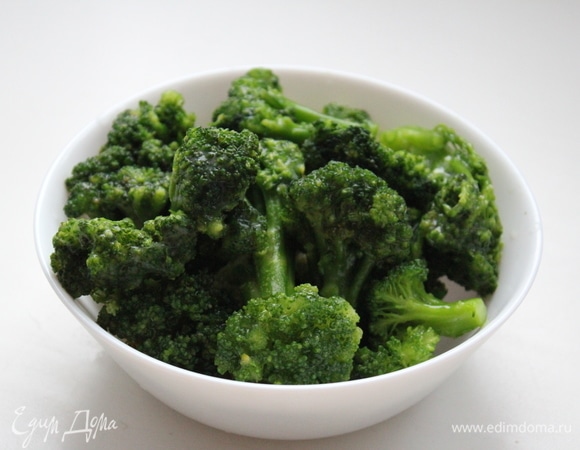 Брокколи использовала свежемороженую. В сезон готовлю из свежей. Промыть под теплой водой.