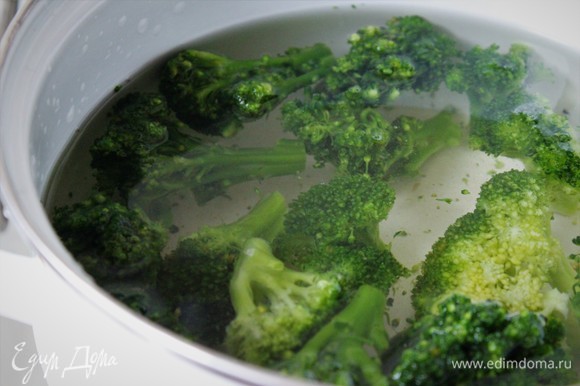 Довести воду до кипения. Опустить брокколи и варить 4–5 минут.