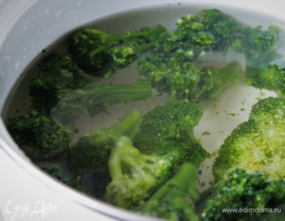 Довести воду до кипения. Опустить брокколи и варить 4–5 минут.