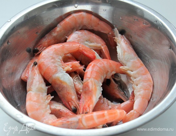 Пока варится брокколи, промыть креветки под прохладной водой.