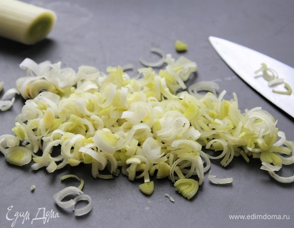 Лук-порей промыть, разрезать вдоль (необязательно), нарезать тонко (примерно 2 мм).