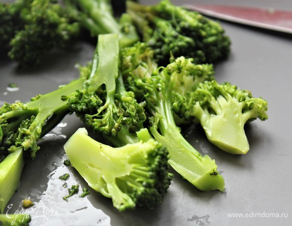 Пока обжариваются лук-порей и кабачки, большие соцветия брокколи разрезать вдоль. Отправить на сковороду.