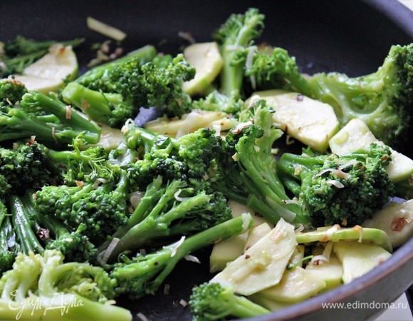 Перемешать, чтобы чудесные ароматы объединились. Готовить 3–4 минуты на слабом огне.