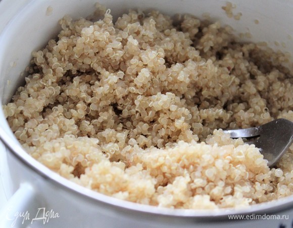 Киноа готово. Разрыхлить вилкой. Накрыть крышкой.